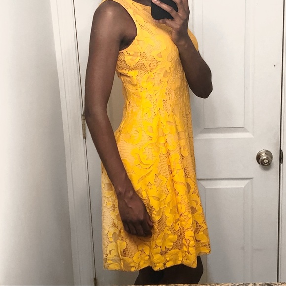 Eva Mendes for New York and Company yellow dress. - Picture 3 of 15